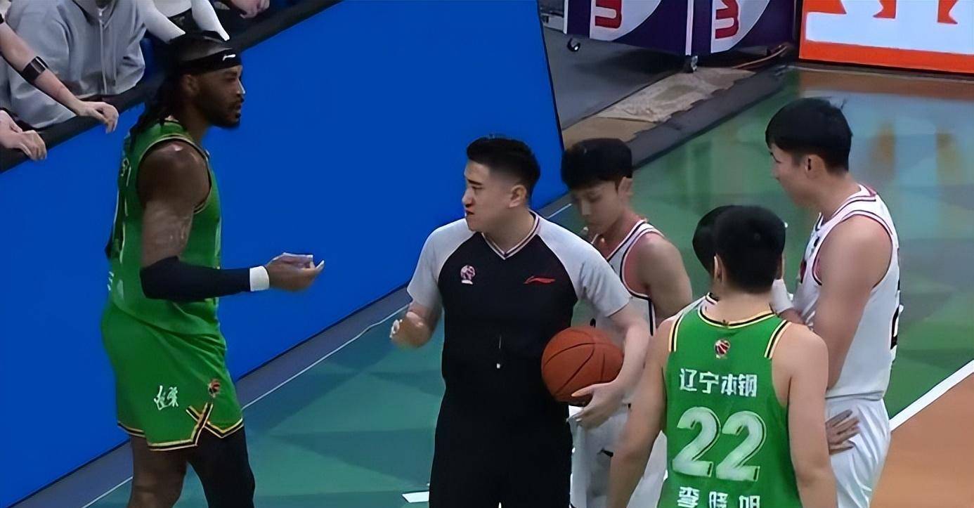 包含球场抗议：球员与裁判的精彩交锋的词条